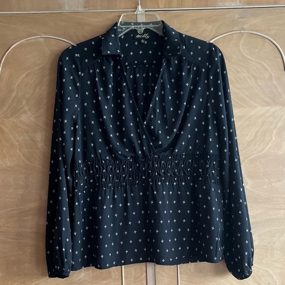 dee elly M, V open shirt style collar, black blouse - Picture 2 of 9